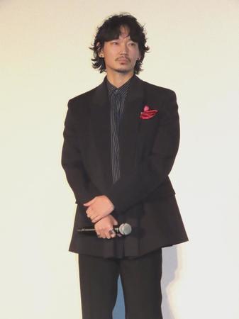 　初日舞台あいさつに出席した綾野剛＝東京・江東区