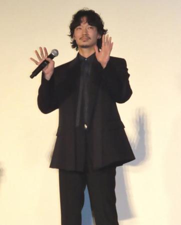 　初日舞台あいさつに出席した綾野剛＝東京・江東区