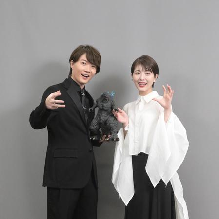 ゴジラポーズを決める神木隆之介（左）、浜辺美波（撮影・堀内翔）