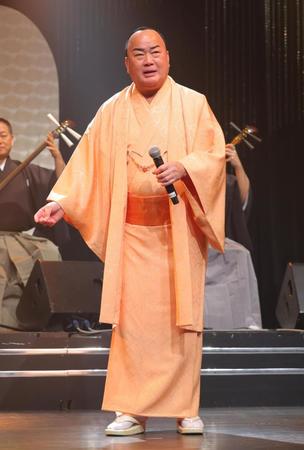 　熱唱する細川たかし（撮影・吉澤敬太）