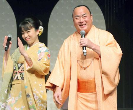 　杜このみ（左）らから結婚を祝福され、笑顔を見せる細川たかし（撮影・吉澤敬太）