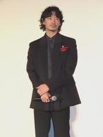 　初日舞台あいさつに出席した綾野剛＝東京・江東区