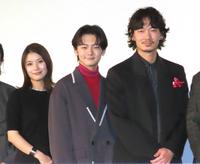 　（左から）芳根京子、齋藤潤、綾野剛