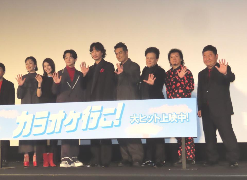 　初日舞台あいさつに出席した（左から）坂井真紀、芳根京子、齋藤潤、綾野剛、北村一輝、橋本じゅん、やべきょうすけ、チャンス大城＝東京・江東区