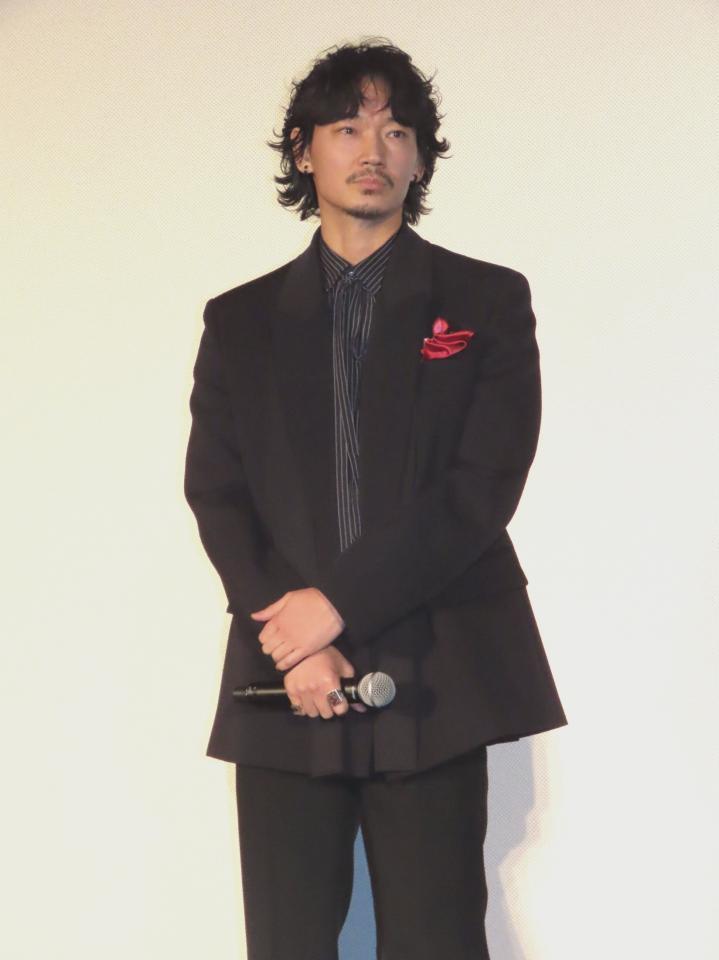 　初日舞台あいさつに出席した綾野剛＝東京・江東区