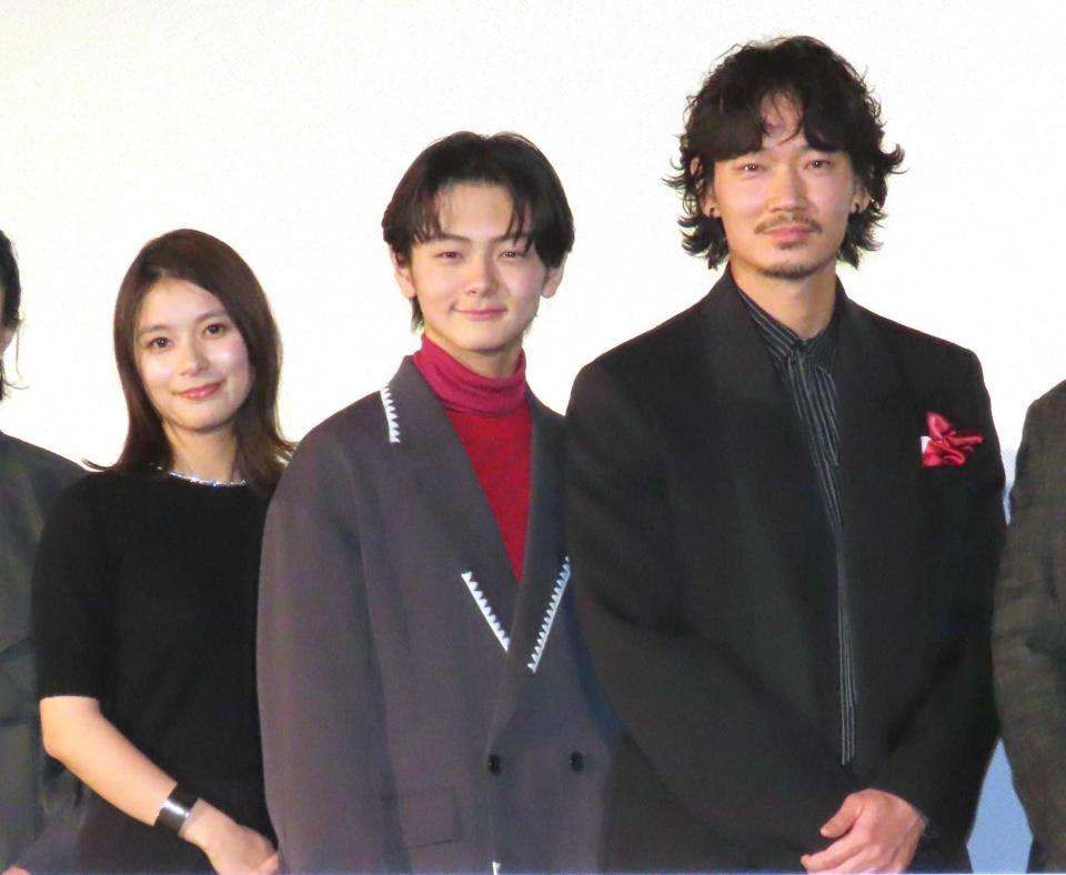 　（左から）芳根京子、齋藤潤、綾野剛