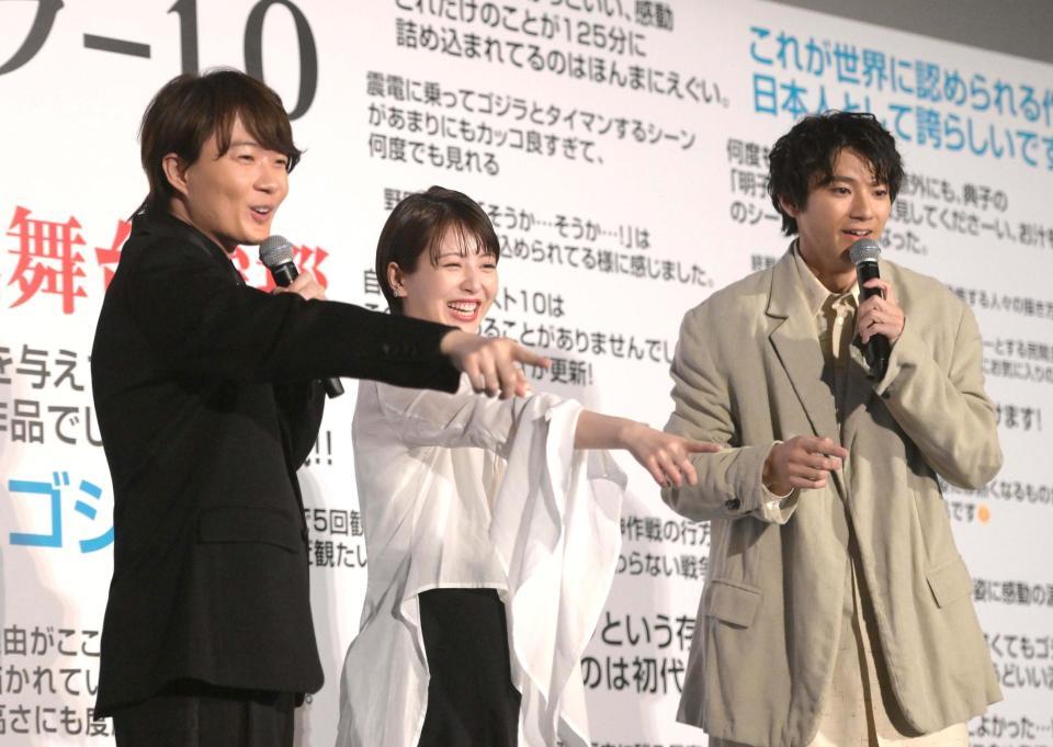 　山崎貴監督とのリモート中継に盛り上がる（左から）神木隆之介、浜辺美波、山田裕貴（撮影・堀内翔）