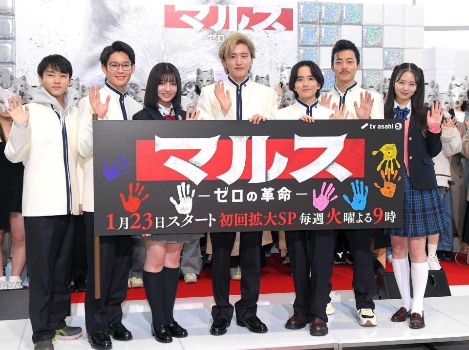 　笑顔で手を振る（左から）泉澤祐希、山時聡真、吉川愛、道枝駿佑、板垣李光人、井上祐貴、横田真悠（撮影・佐藤厚）