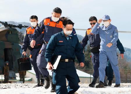 　被災地視察のため航空自衛隊輪島分屯基地に到着した岸田首相（右端）＝代表撮影