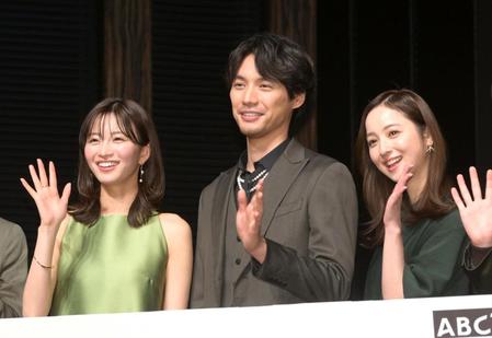 　フォトセッションで手を振る（左から）岡崎紗絵、福士蒼汰、佐々木希（撮影・堀内翔）