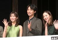 　フォトセッションで手を振る（左から）岡崎紗絵、福士蒼汰、佐々木希（撮影・堀内翔）