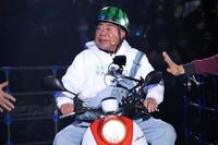 　バイクに乗り、１万２０００人のファンに見守られながら登場した出川哲朗