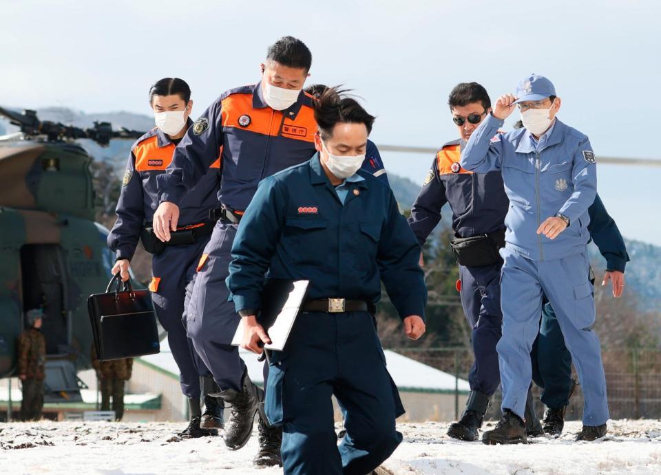 　被災地視察のため航空自衛隊輪島分屯基地に到着した岸田首相（右端）＝代表撮影