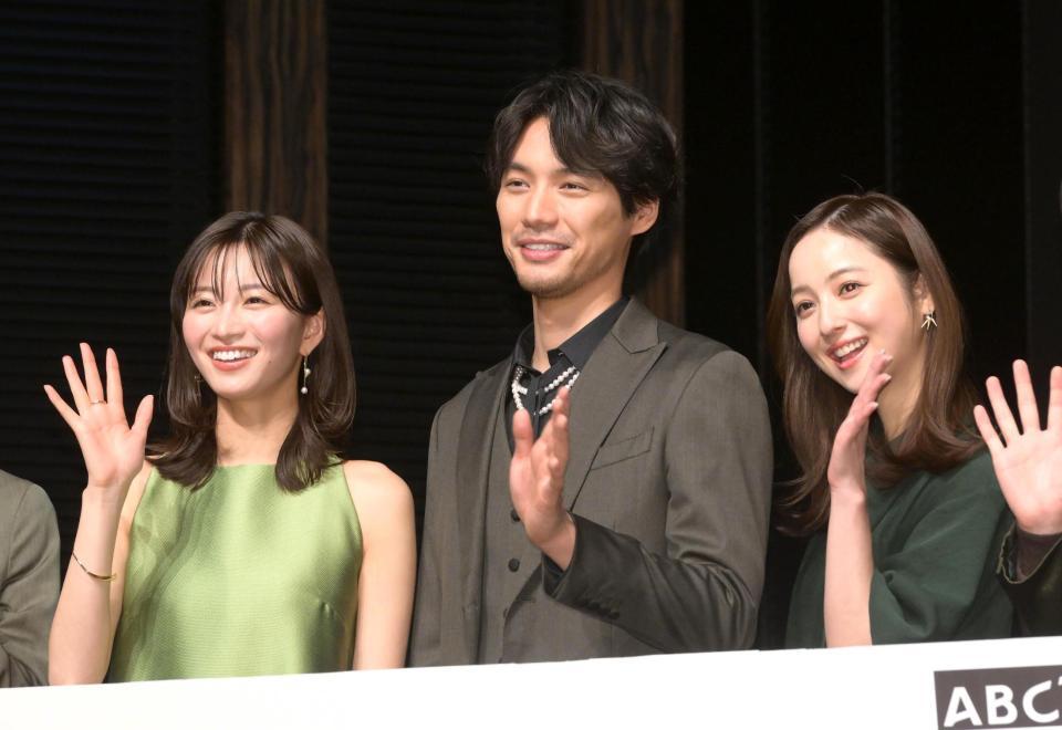 　フォトセッションで手を振る（左から）岡崎紗絵、福士蒼汰、佐々木希（撮影・堀内翔）