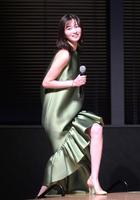 　登壇する岡崎紗絵（撮影・堀内翔）