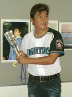 　日本ハムファイターズのユニホームで登場した小金沢昇司さん＝２００７年撮影