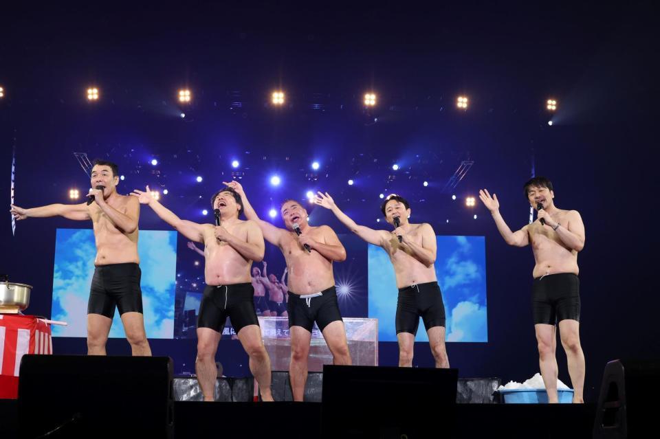 　パンツ一枚で「白い雲のように」を熱唱した（左から）肥後克広、寺門ジモン、出川哲朗、有吉弘行、土田晃之