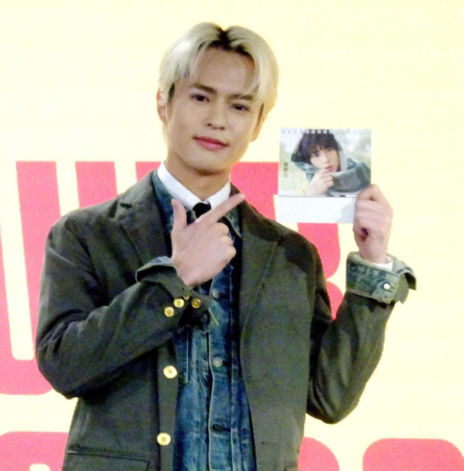 　カレンダーをＰＲする奥野壮