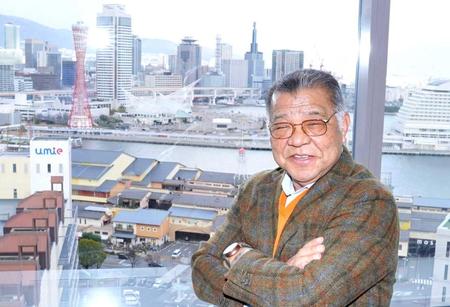 　神戸の街を背にする掛布雅之氏