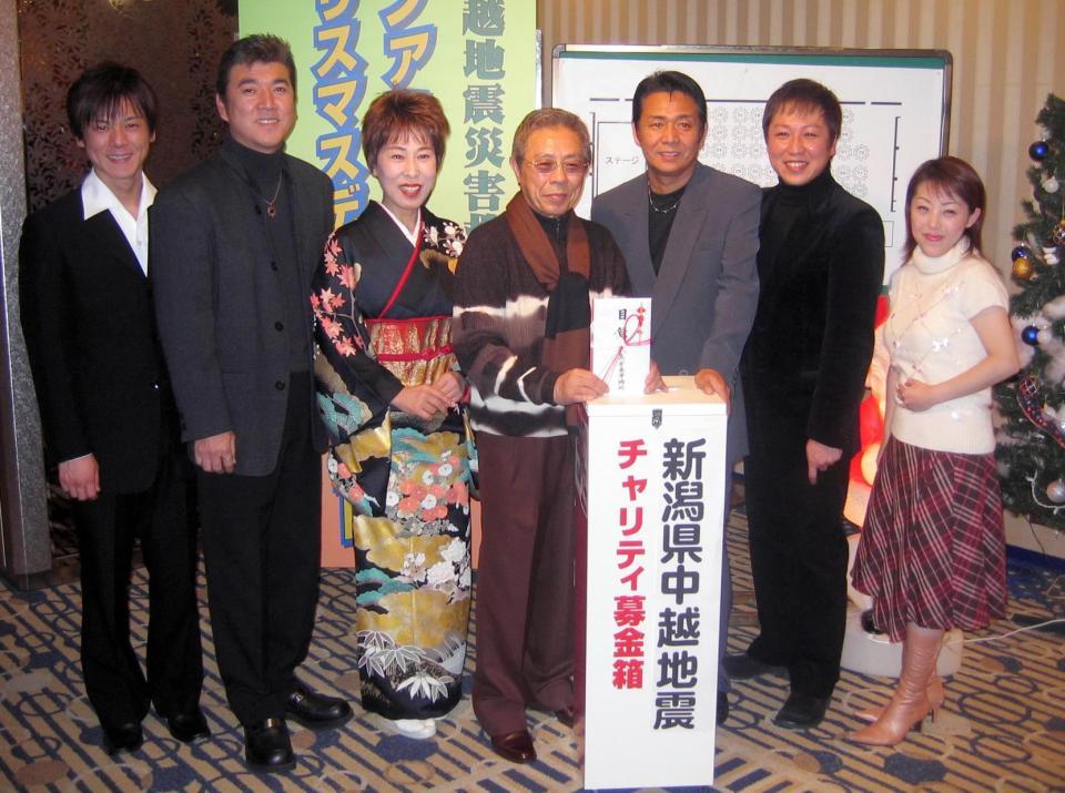 　チャリティイベントを行う（左から）北山たけし、小金沢さん、原田悠里、北島三郎、山本譲二、和田青児、山口ひろみ＝０４年