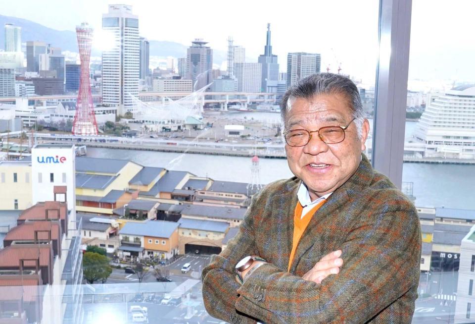 　神戸の街を背にする掛布雅之氏