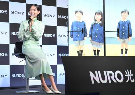 　子供たちとリモートで再会し笑顔の戸田恵梨香（撮影・伊藤笙子）