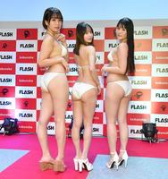 　水着姿でセクシーポーズを決めるミスＦＬＡＳＨ２０２４グランプリの（左から）宮川みやび、遠藤まめ、白石時（撮影・開出牧）