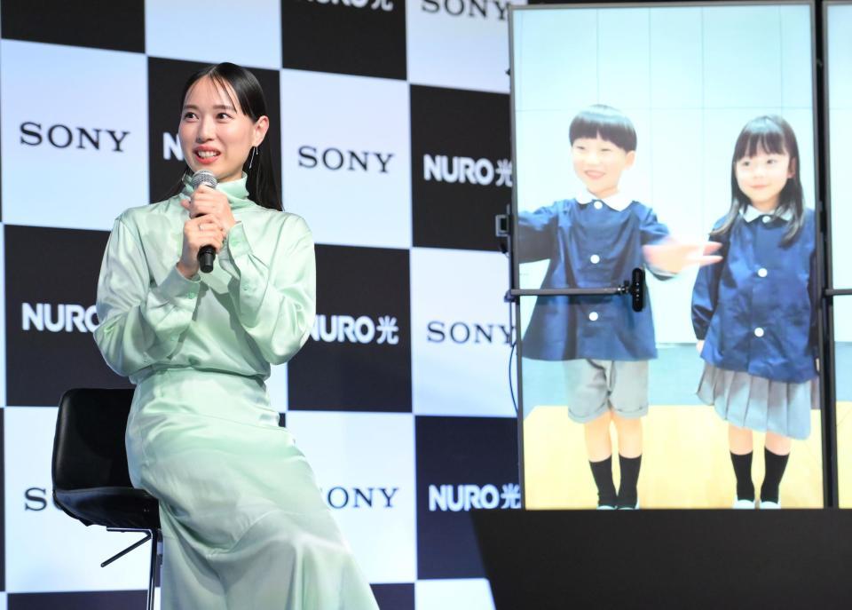 　「ＮＵＲＯ　光」新ＣＭで共演した子どもたちとリモートで再会し、笑顔を見せる戸田恵梨香（撮影・伊藤笙子）