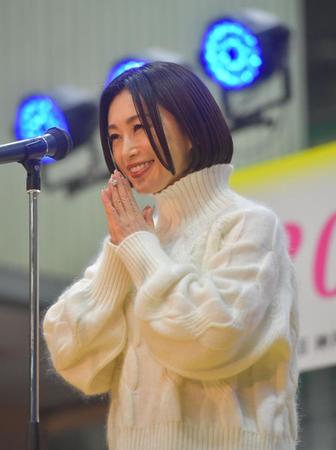 　「碧いウサギ」を熱唱する酒井法子（撮影・神子素慎一）