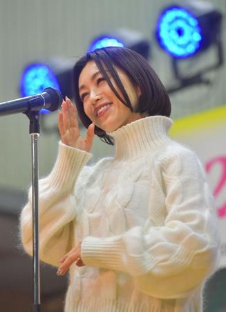 　「碧いウサギ」を熱唱する酒井法子（撮影・神子素慎一）