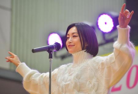 　「碧いウサギ」を熱唱する酒井法子（撮影・神子素慎一）