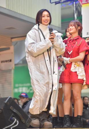 　震災復興フリーライブに参加した酒井法子（撮影・神子素慎一）