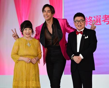 　笑顔でポーズをきめる（左から）山田美保子さん、當間ローズ、生島ヒロシ（撮影・金田祐二）