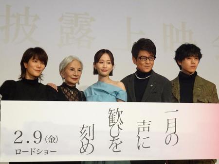 　舞台あいさつに出席した三島有紀子監督（左から）カルーセル麻紀、前田敦子、哀川翔、坂東龍汰