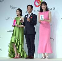 　カメラの目線側に笑顔を向ける市川実日子（右）、清野菜名（左）、赤尾一成氏