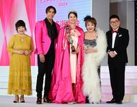 　グランプリの西田えみりさん（中央）を祝福する（左から）山田美保子さん、當間ローズ、たかの友梨さん、生島ヒロシ（撮影・金田祐二）