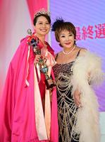 　グランプリを受賞した西田えみりさんとたかの友梨（撮影・金田祐二）