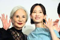 　前田敦子（右）とカルーセル麻紀