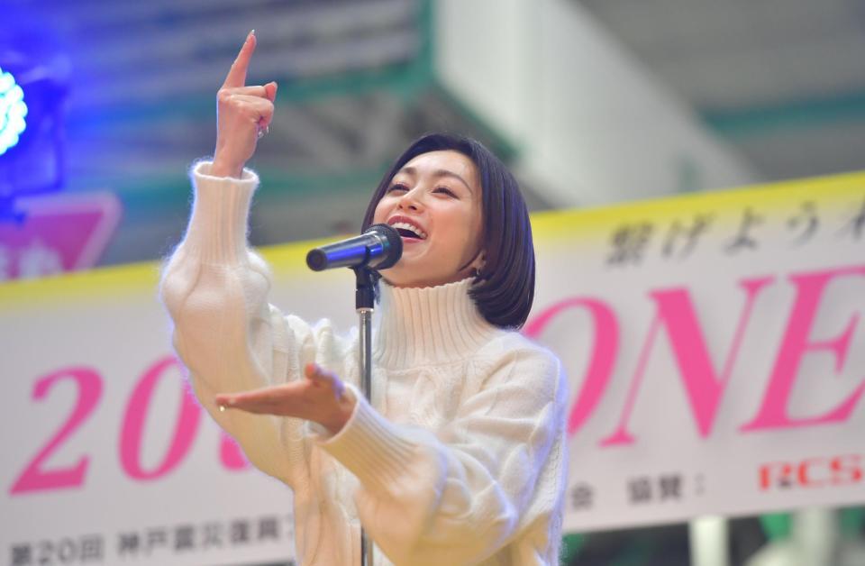 　「碧いウサギ」を熱唱する酒井法子（撮影・神子素慎一）