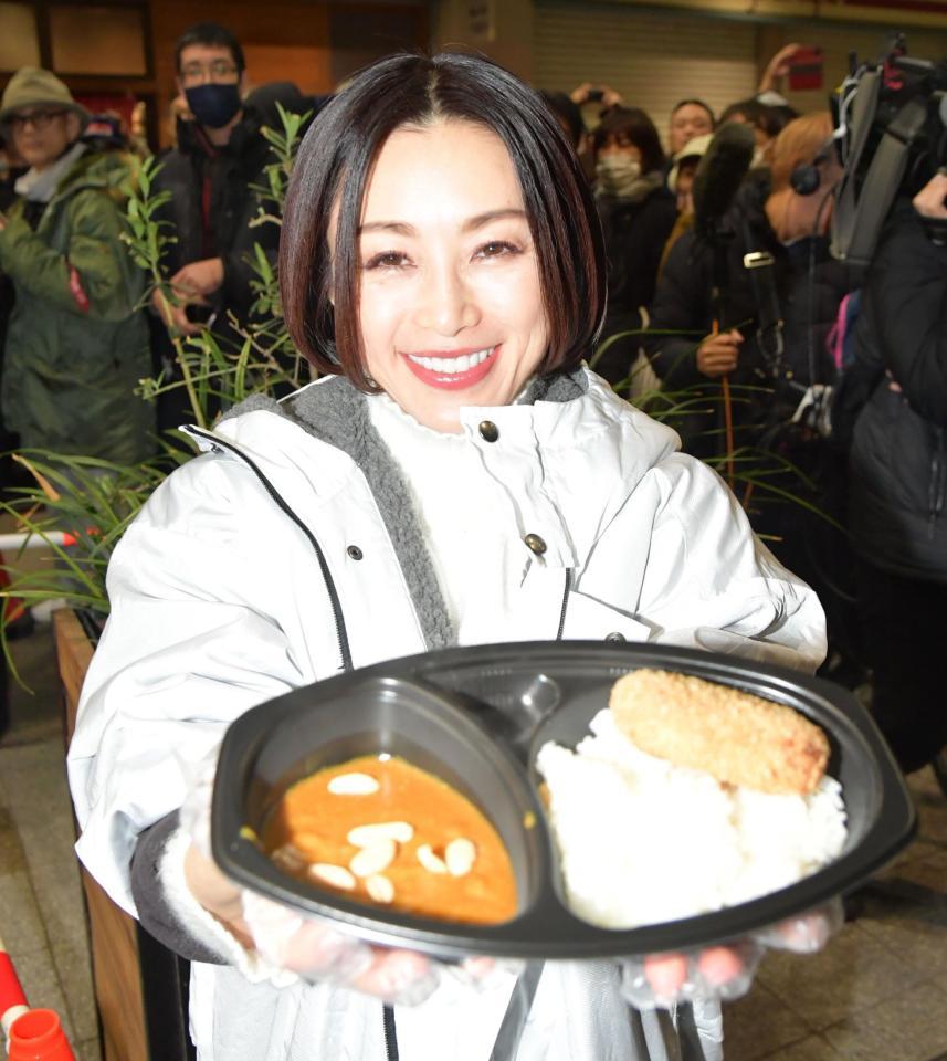 　のりピ-カレーを披露する酒井法子（撮影・神子素慎一）