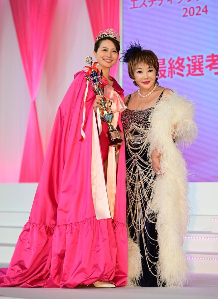 　グランプリを受賞し、たかの友梨さんと笑顔の西田えみりさん（撮影・金田祐二）