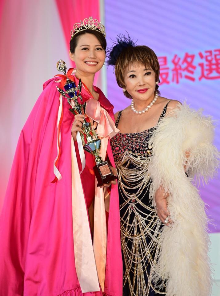 　グランプリを受賞した西田えみりさんとたかの友梨（撮影・金田祐二）