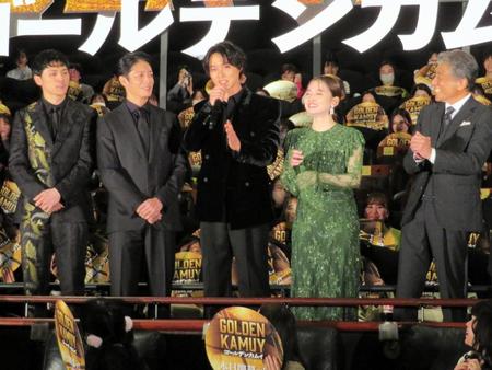 　客席をバックに並ぶ（左から）眞栄田郷敦、玉木宏、山﨑賢人、山田杏奈、舘ひろし