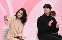 　きゅんポーズを決める二階堂ふみ（左）＝撮影・佐々木彰尚