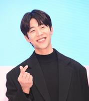 　きゅんポーズを決めるチェ・ジョンヒョプ（撮影・佐々木彰尚）