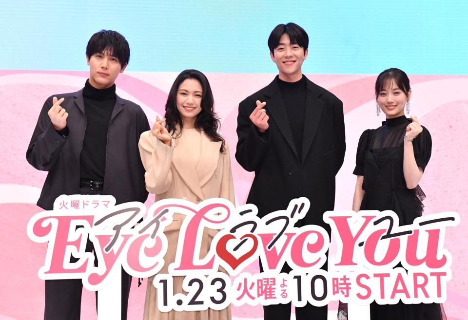 　ポーズを決める（左から）中川大志、二階堂ふみ、チェ・ジョンヒョプ、山下美月（撮影・佐々木彰尚）