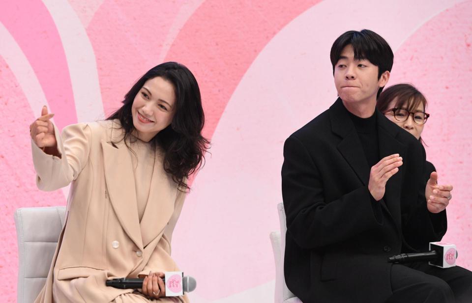 　きゅんポーズを決める二階堂ふみ（左）＝撮影・佐々木彰尚