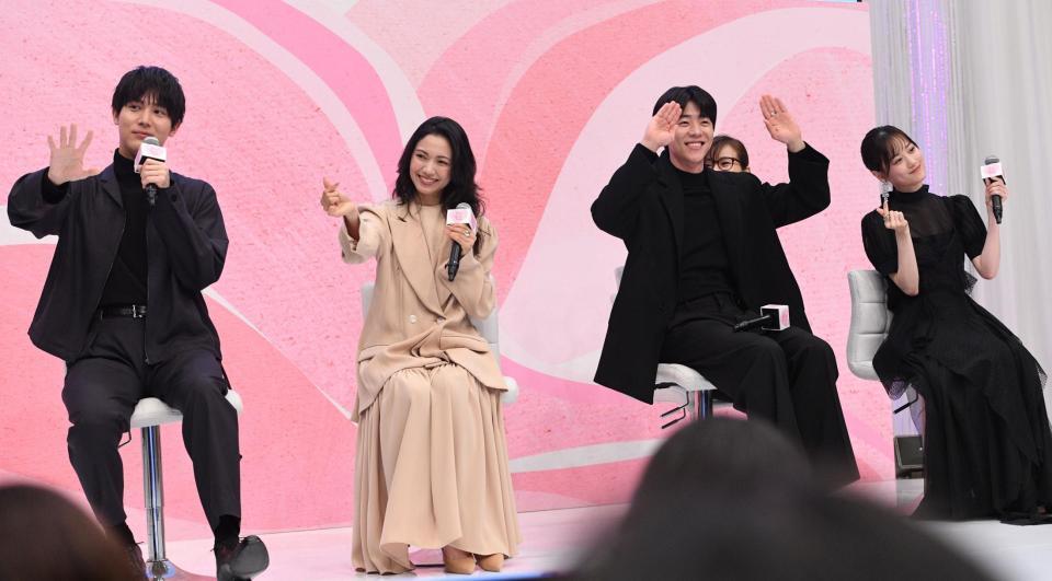 　笑顔を見せる（左から）中川大志、二階堂ふみ、チェ・ジョンヒョプ、山下美月（撮影・佐々木彰尚）