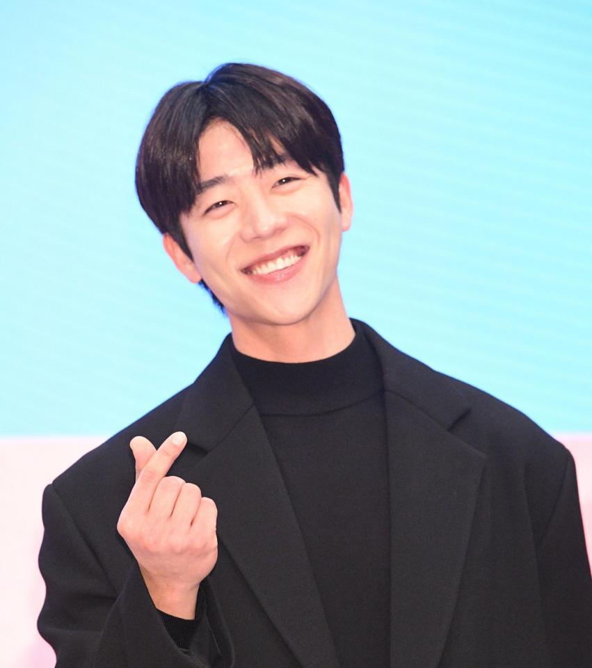 　きゅんポーズを決めるチェ・ジョンヒョプ（撮影・佐々木彰尚）