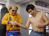 　７・２６ＤＥＥＰ　ＧＬＯＶＥ後楽園大会に出場するエスパー伊東さんは、南部虎弾プロデューサー（左）に握力の強さを誇示＝２００７年６月